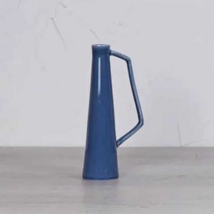 Vase en grès bleu avec anse
