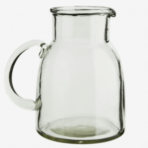 Cruche en verre avec poignée