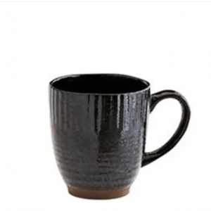 Tasse en grès émaillé noir et marron foncé